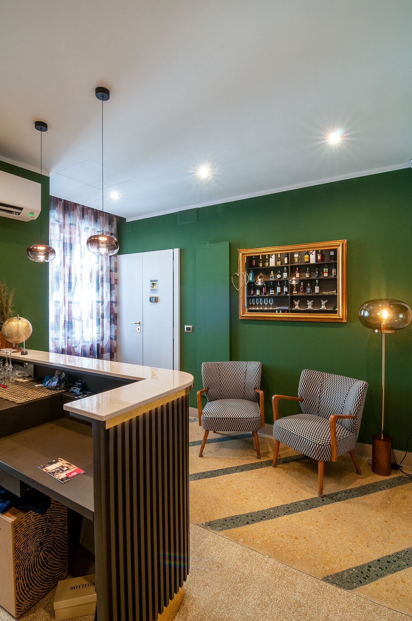 The lounge corner with vintage armchairs